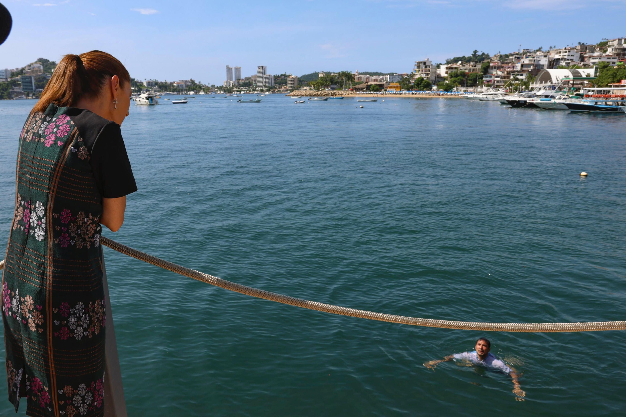 Clavadista de Acapulco se lanza al mar para llegar a Sheinbaum y pedir la conservación del Jardín como espacio verde