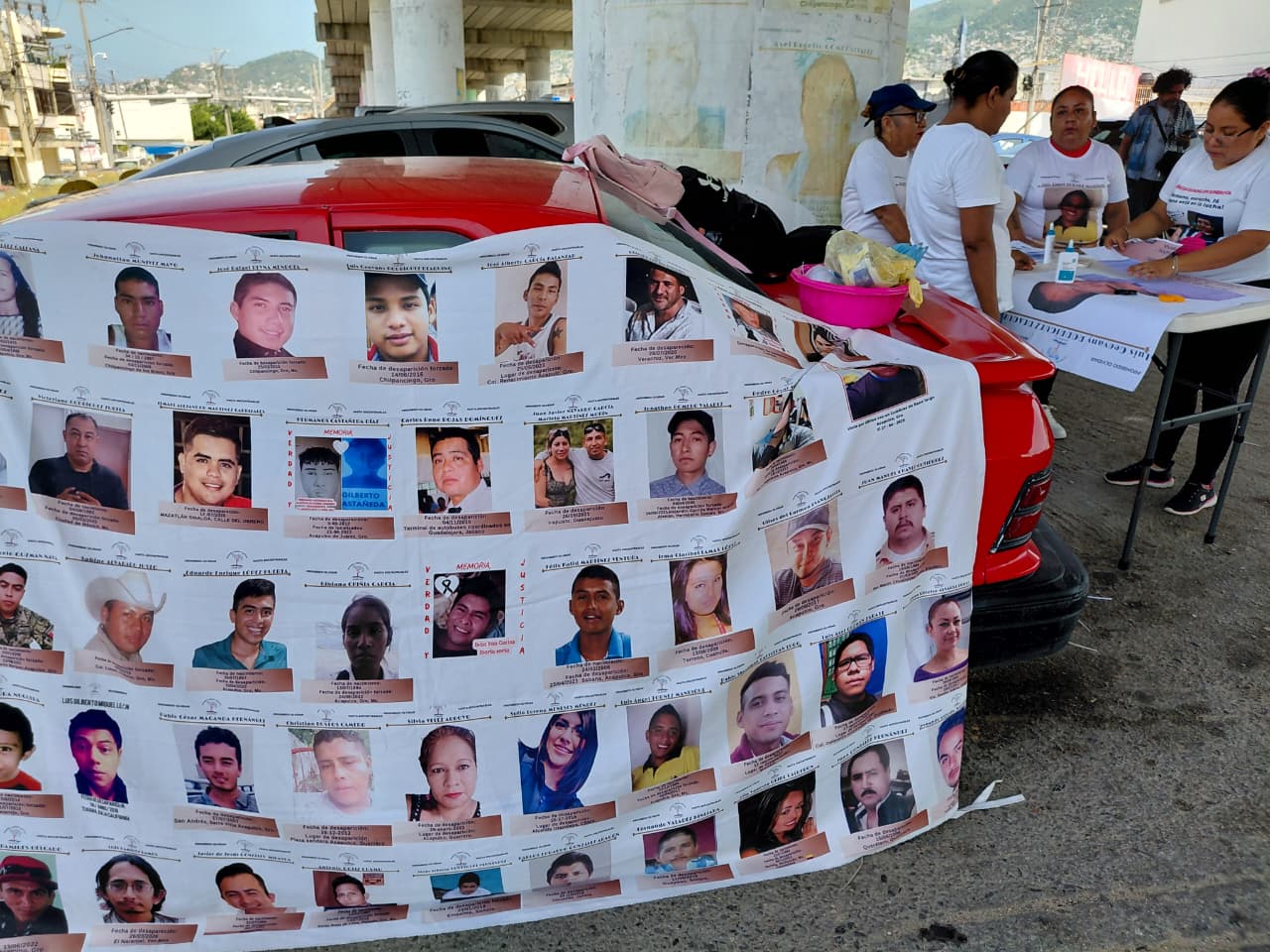 Familias renombraron la Vía Rápida como Vía de la Memoria en Acapulco