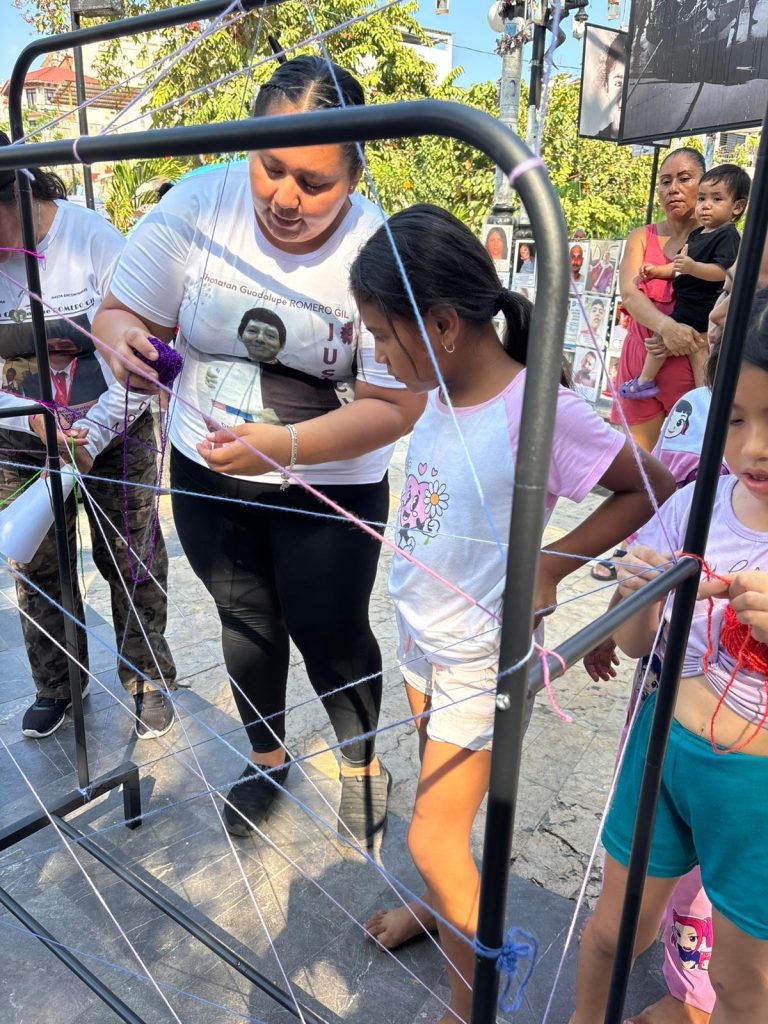 Niñas y niños convocados por Comunidad Crea, Memoria, Verdad y Justicia y Alas y Raíces participan en un laboratorio infantil en el Zócalo de Acapulco