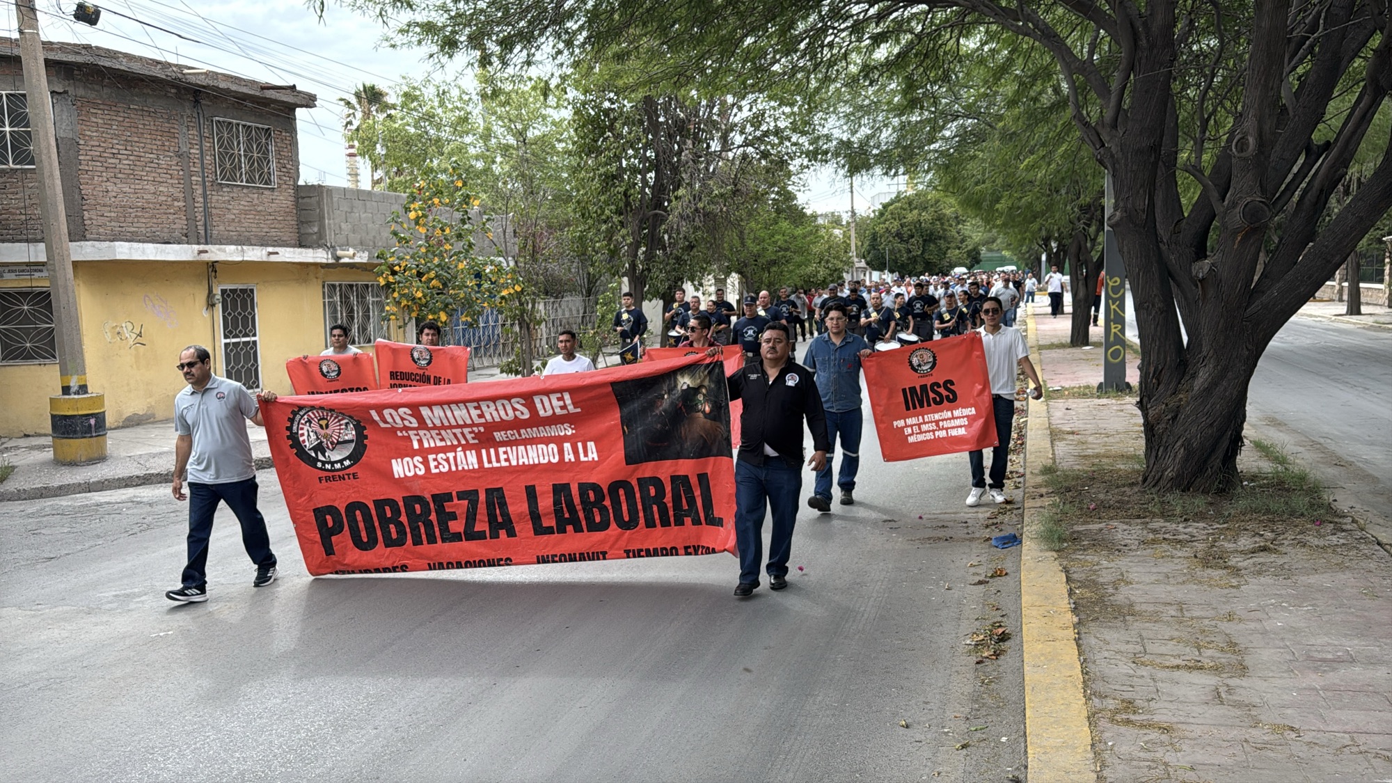 Marchan mineros en Torreón; exigen frenar reducción de prestaciones y condiciones laborales